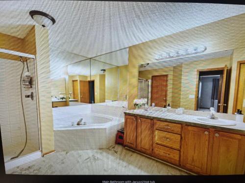 Rosemount Villa | Entire Home in Rosemount, Minnesota