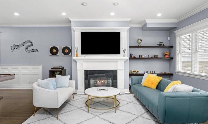 Lakeview House | Entire house w/free parking, close to Wrigley!