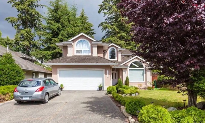 Surrey House | Entire Luxurious Private/Secure Custom Built Villa 4 U