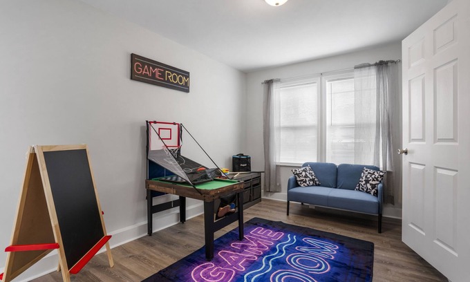 Summerville House | Entire Modern Home in Prime Dining & Shopping Area