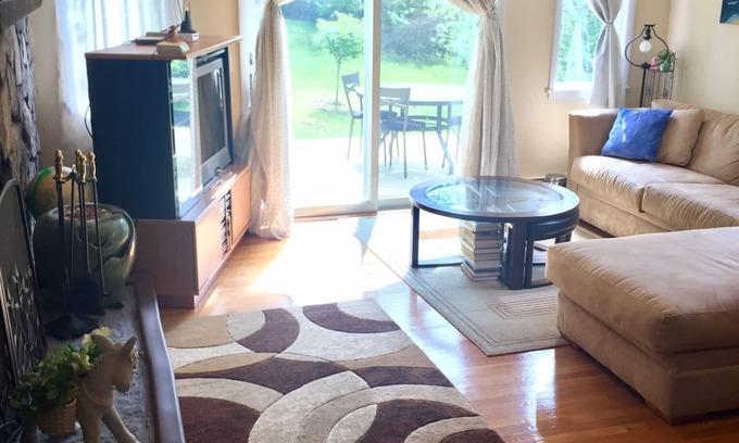 Wellesley House | Entire Nice Quiet Home, Near All Colleges, Very Convenience in Central Wellesley