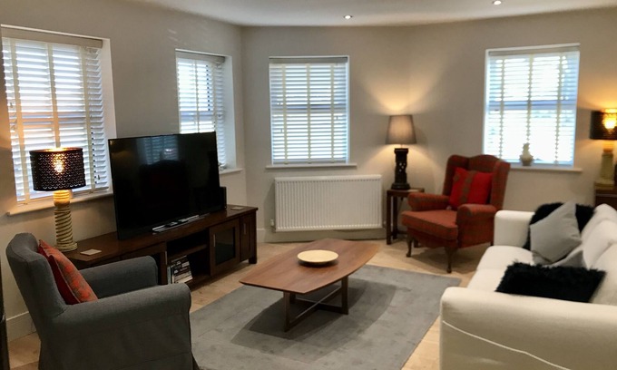 Wisbech Apartment | Entire Stylish Garden Apartment 2 double ensuite bedrooms sleeps 4 Pet friendly
