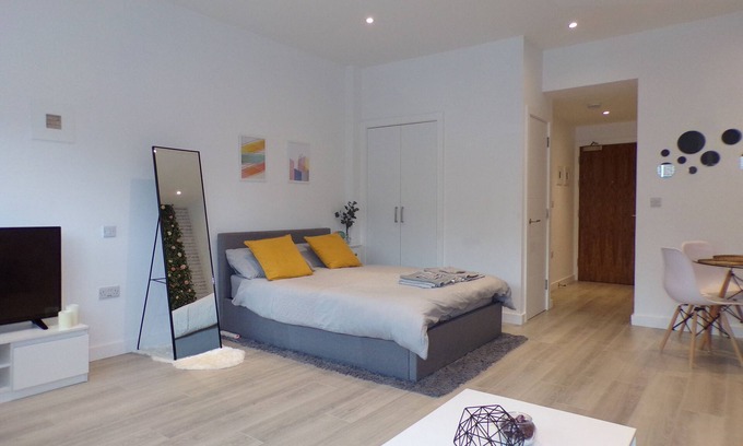 Rayners Lane Apartment | Entire Stylish Modern Studio Apartment - 2min walk to Underground near Wembley