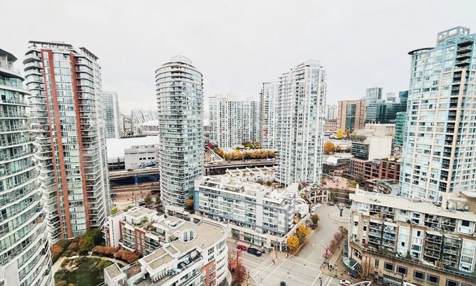 Chinatown Condo | Entire Suite, High FL with a Stunning Downtown View + 1 Free Underground Parking