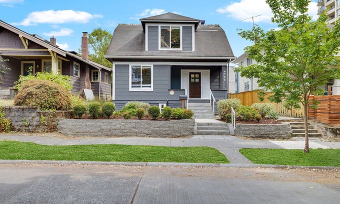 University District House | Entire Upgraded Historical House 7-bedroom 6 bathroom in U District with AC