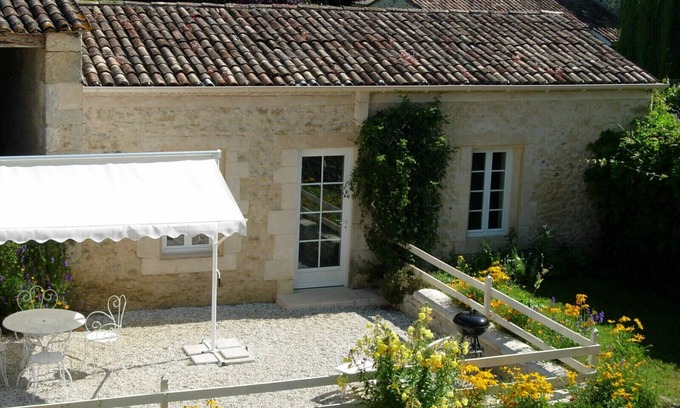 Leogeats House | Entre Vigne et Forêt, Gîte Pour 4 Personnes. Piscine. Animaux Acceptés