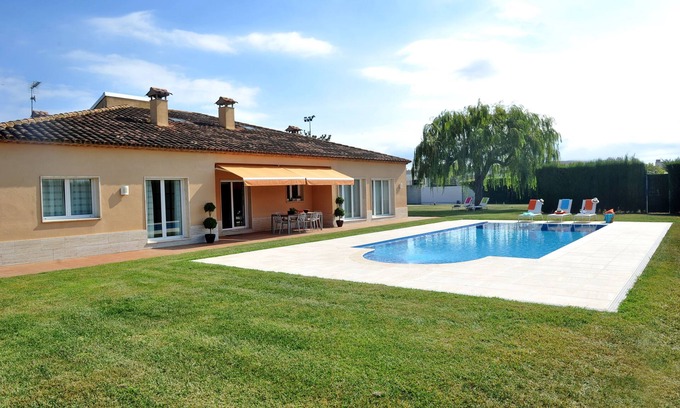 Calonge Villa | Just a 5-minute walk to the beach! Relax in style in this spacious villa.