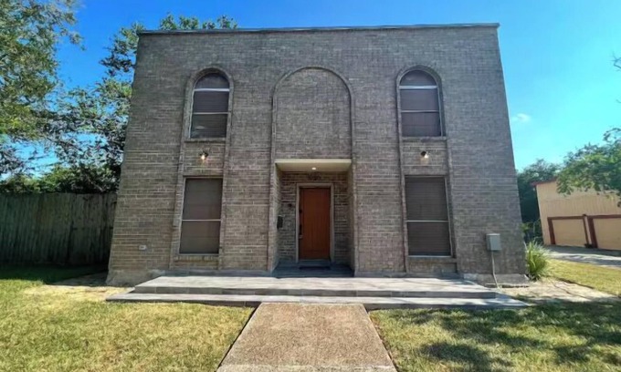 Harlingen House | Escape 2this tranquil haven where u can unwind & retreat w your loved ones.