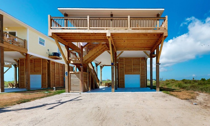 Gilchrist House | Escape | Bay Views | Family Retreat | Dog Friendly