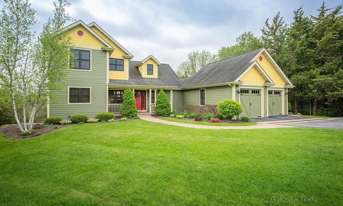 The Galena Territory House | Escape! Hot Tub, Fire Pit, 3 Decks, WiFi, Pool Table