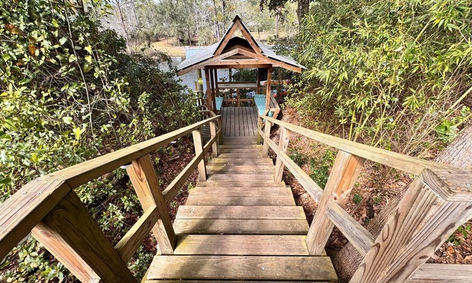 Oak House | Escape On The River