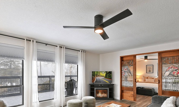 Medford House | ✨Escape to Manor Hill Haven! Accessible 2BR retreat with hot tub, modern comfort & mountain views. Perfect for families, couples & business travelers.