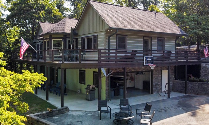 Ingles House | Escape to our cozy lakeview cabin with modern amenities, spacious decks and serene surroundinngs.