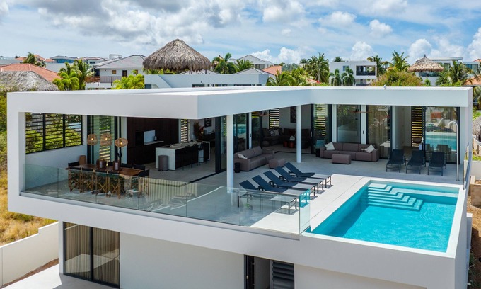Jan Thiel Villa | Escape to our Luxurious 6-bedroom Seaview Villa