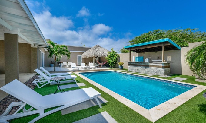 Esmeralda Villa | Esmeralda Oasis with private pool and 5 min to the beach!