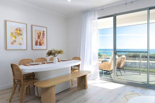 Seaford House | Esplanade Elegance Seaford: Sleeps 7