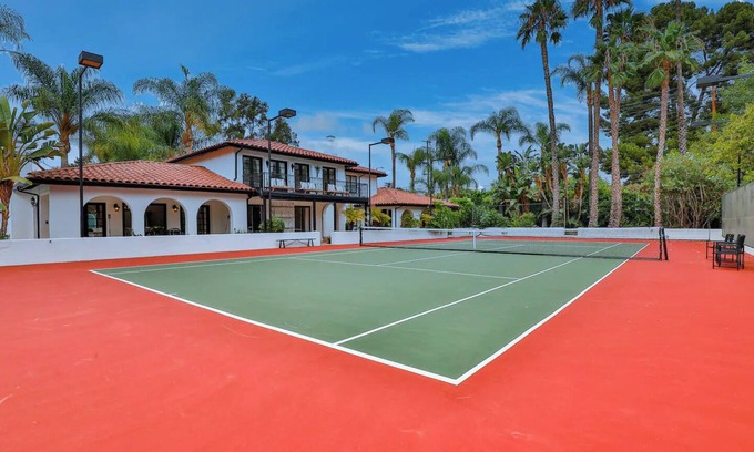 Sherman Oaks House | Estate in Sherman Oaks/Los Angeles with tennis court/pool/jacuzzi