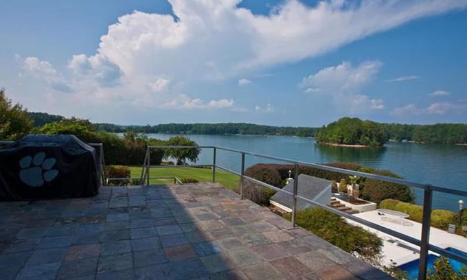 Seneca House | "Estate on the Lake" 7 Bedrooms/7 Bathrooms, 8400+ sq ft!