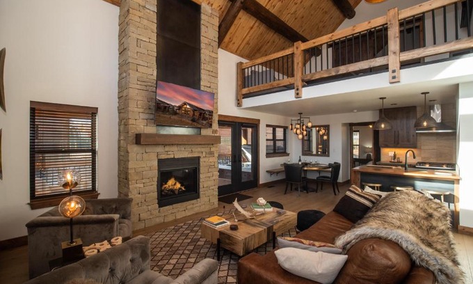 Estes Park House | Estes Escape - Jacuzzi, Indoor Outdoor Fireplace, Perfect Location!