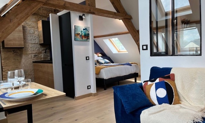 Port-en-Bessin-Huppain Apartment | Etage 3 Maison des Evêques Appartement de Charme Sous les Toits 50 m du Port