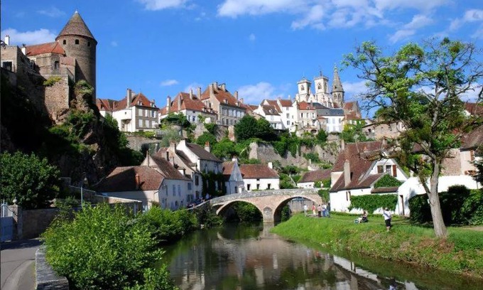 Semur-en-Auxois House | Etape du Pont Pinard