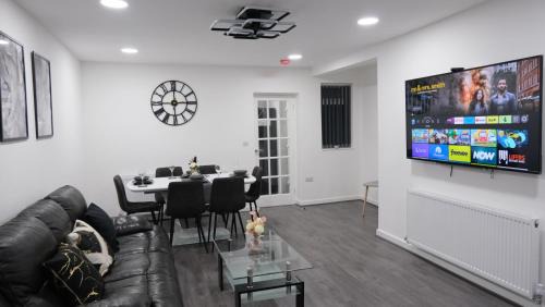 Manchester House | ETIHCITY - 3 Bedroom Semi - Free Parking near Etihad Stadium, Tourist attractions, Manchester City Centre, Transport and Motorway Links next to McDonald's - Sky n Netflix