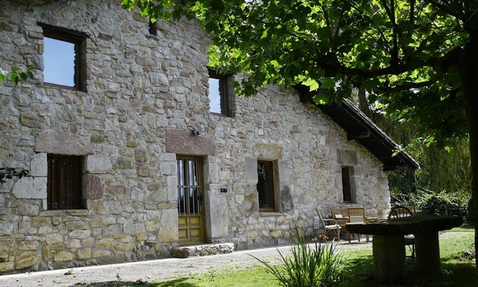 Mallabia Cottage | Etxetxobarri, independent farmhouse with views of the Anboto ridge.