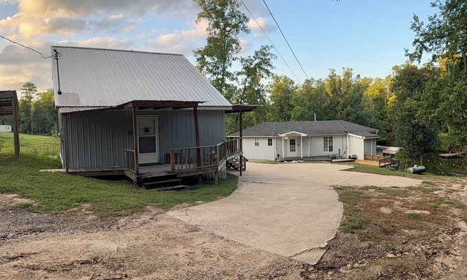 Shorterville House | Eufaula AL Lake Front 2 Houses With Dock Great View Sleeps 10 Comfortably