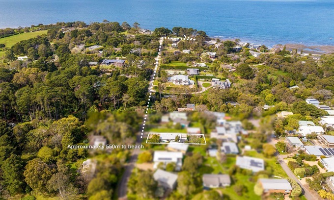 Flinders House | Evening Tide - Beautiful spacious pet friendly home next to the ocean.