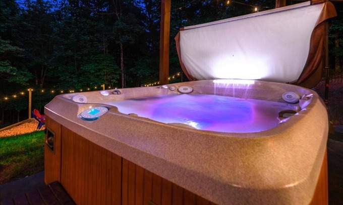 My Mountain Cabin | ~EverGreen Family Retreat~Slp20*HotTub*Pets*Arcade