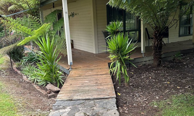 Jamieson House | Everything at your doorstep, spacious house, dogs welcome, big back yard fenced.