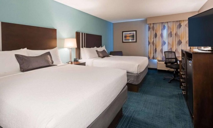 Blaine House | Everything You Need For The Perfect Vacation! 2 Classy Units, Pool, Free Parking