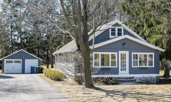 Greilickville House | Excellent locale 3BR 2BA bungalow. Near dwtn Traverse City, Wineries, and Water.