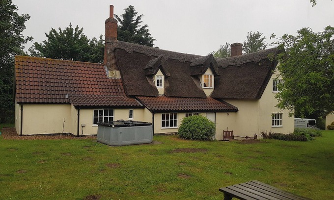 Ipswich Cottage | Exceptional cottage with country views.