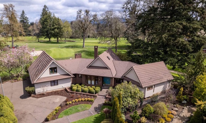 Cal Young House | Exceptional Mid-Century Home on Golf Course, Pet Friendly, New Décor & Furnishing, 3 Miles to Autzen