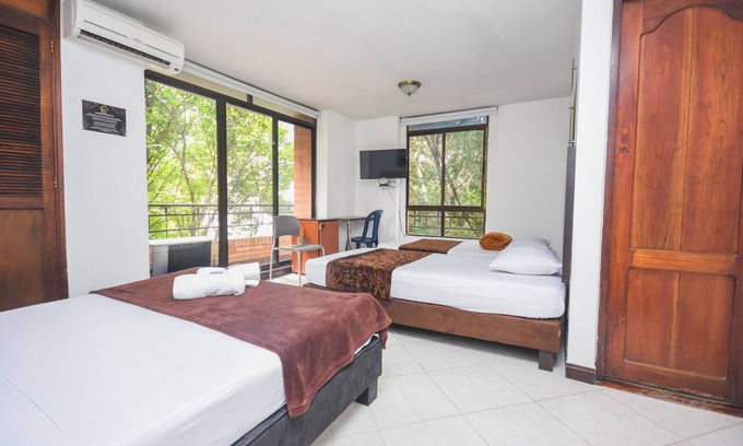 Laureles - Estadio Hotel | Exceptional quadruple room with balcony in laureles stadium medellin