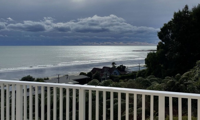 Patons Rock House | Exceptional Views in Patons Rock