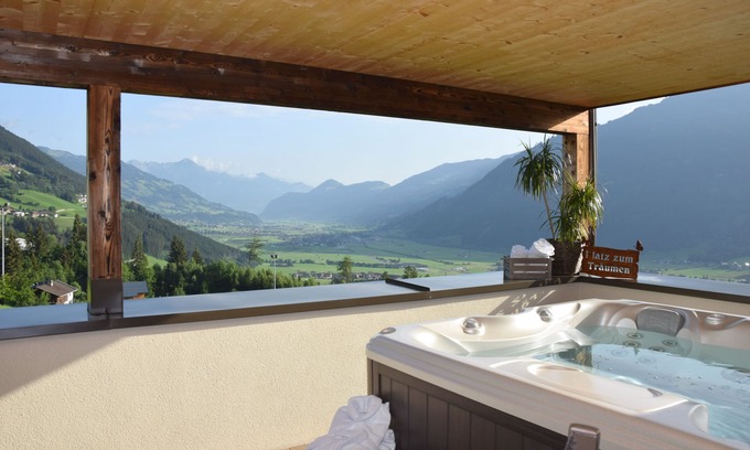 Emberg Apartment | Exclusiv Apartment Bergmahd - SKI in/SKI out, Sauna-Jacuzzi - by "wachterhof"