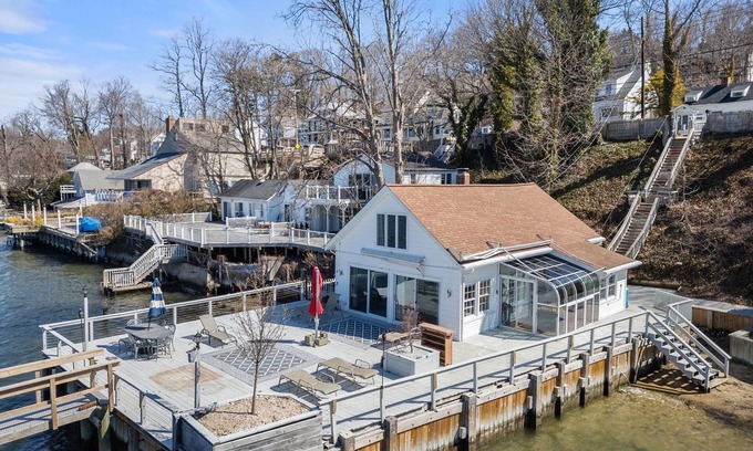 Northport House | Exclusive 3-Bedroom Beachfront with Private Shore in Northport Village