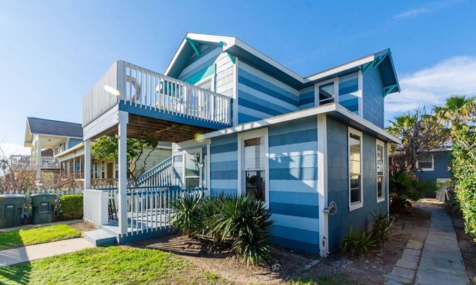 San Jacinto House | Exclusive 3-Unit Triplex! Beach Access, Courtyard, Decks & Space For Family.