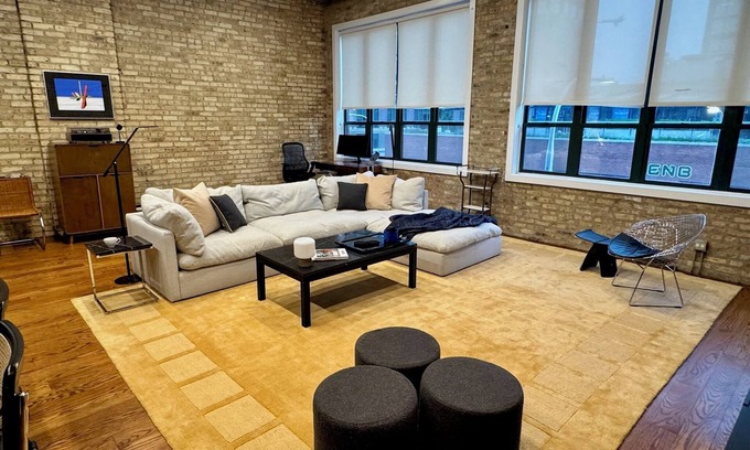 West Loop Apartment | Exclusive 3BR Fulton Market Loft + Private Rooftop Lounge
