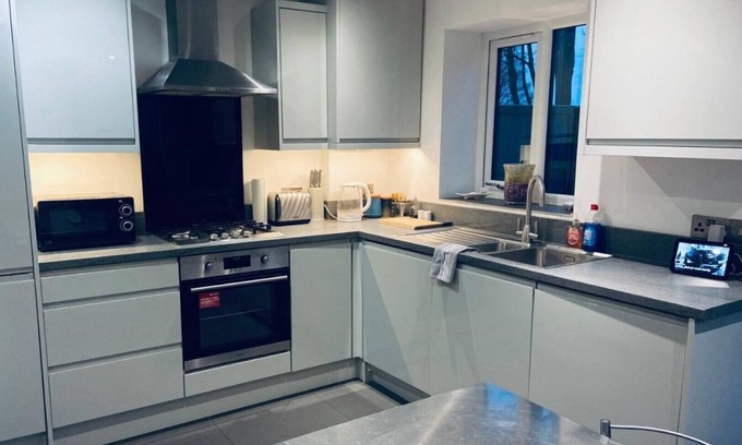 Hanham House | Exclusive detached luxury home free WIFI parking