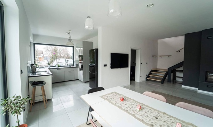 Ilawa Villa | Exclusive Villa 1 min from Lake, for families with kids, games room