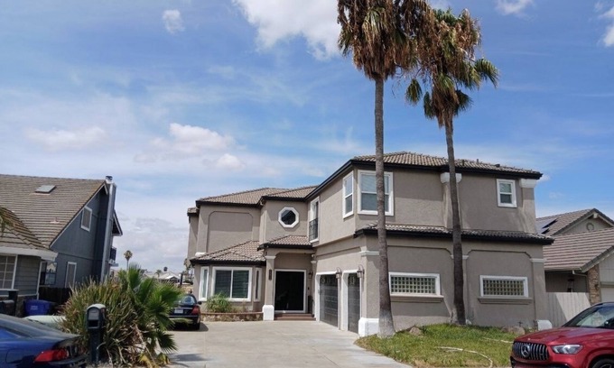 Discovery Bay House | Exclusive Waterfront Luxury Villa in Discovery Bay, Sleeps up to 18