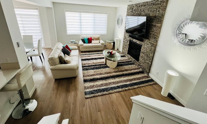 Airdrie House | Executive 3 Bedroom Duplex in Airdrie close to YYC Airport!