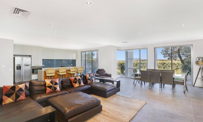 Magenta Shores House | Executive Home Overlooking the 18th Fairway