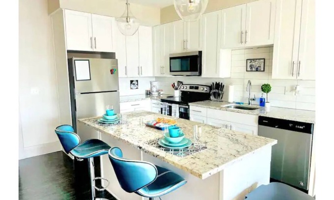 Clayton-Tamm Apartment | Executive Rental- Garage Parking- King Bed (319)