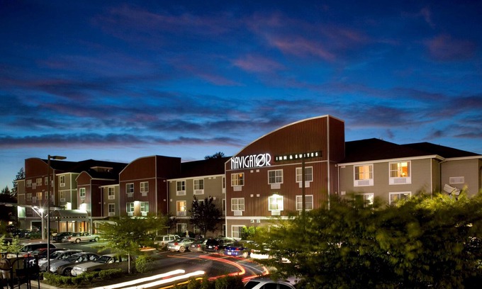 Holly Hotel | Executive Residency by Best Western Navigator Inn & Suites