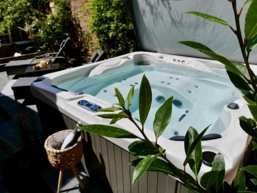 Saffron Walden Apartment | Executive Suite with Private Hot Tub SkyTV