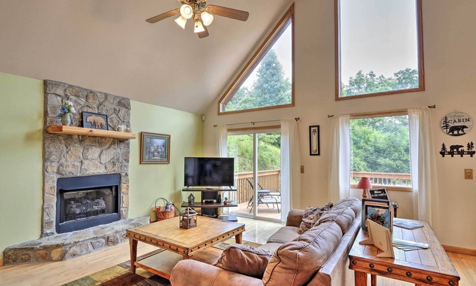 Murphy Cabin | Expansive Cabin with Sunroom near Lake Hiwassee!
